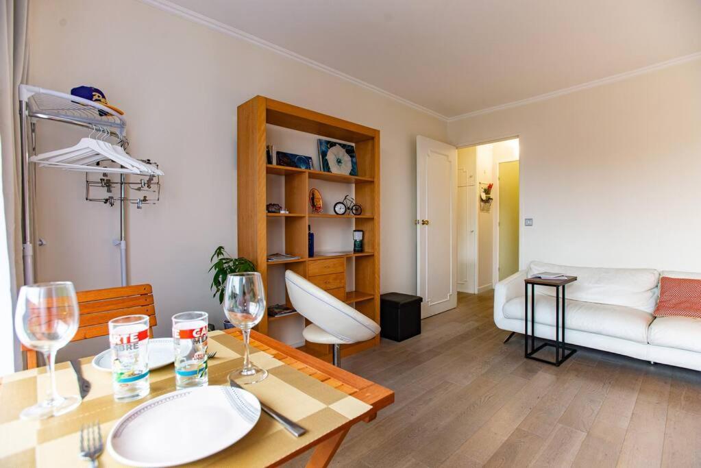 Studio With Balcony Paris Bagian luar foto